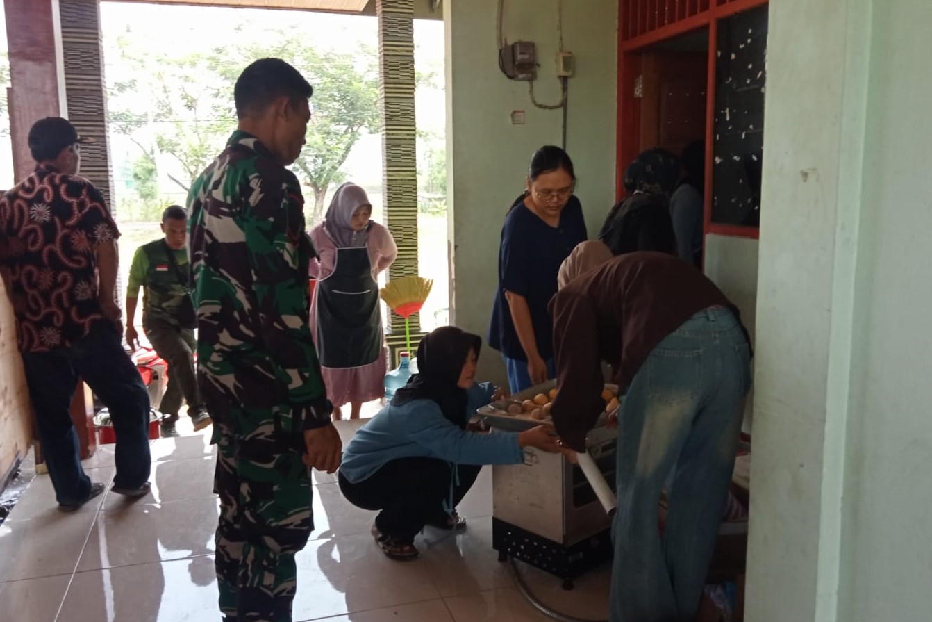 Salah satu kegiatan nonfisik yang digelar adalah pelatihan pembuatan roti bagi ibu-ibu PKK Desa Kesongo, Kecamatan Kedungadem, Kabupaten Bojonegoro, Kamis (30/7/2026).