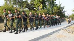 Salah satu upaya yang dilakukan adalah menggelar pembinaan fisik (Binsik) berupa lari sore di jalan cor beton yang telah selesai dibangun di Dusun Kedungpandan, Desa Kesongo, Kecamatan Kedungadem, Minggu (26/7/2026).
