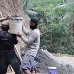 sosok Sanudin terlihat sigap melangsir pasir untuk mendukung proses pembangunan rabat beton sepanjang 737 meter dengan lebar 2,5 meter dan ketebalan 15 sentimeter, Jumat (31/7/2026).