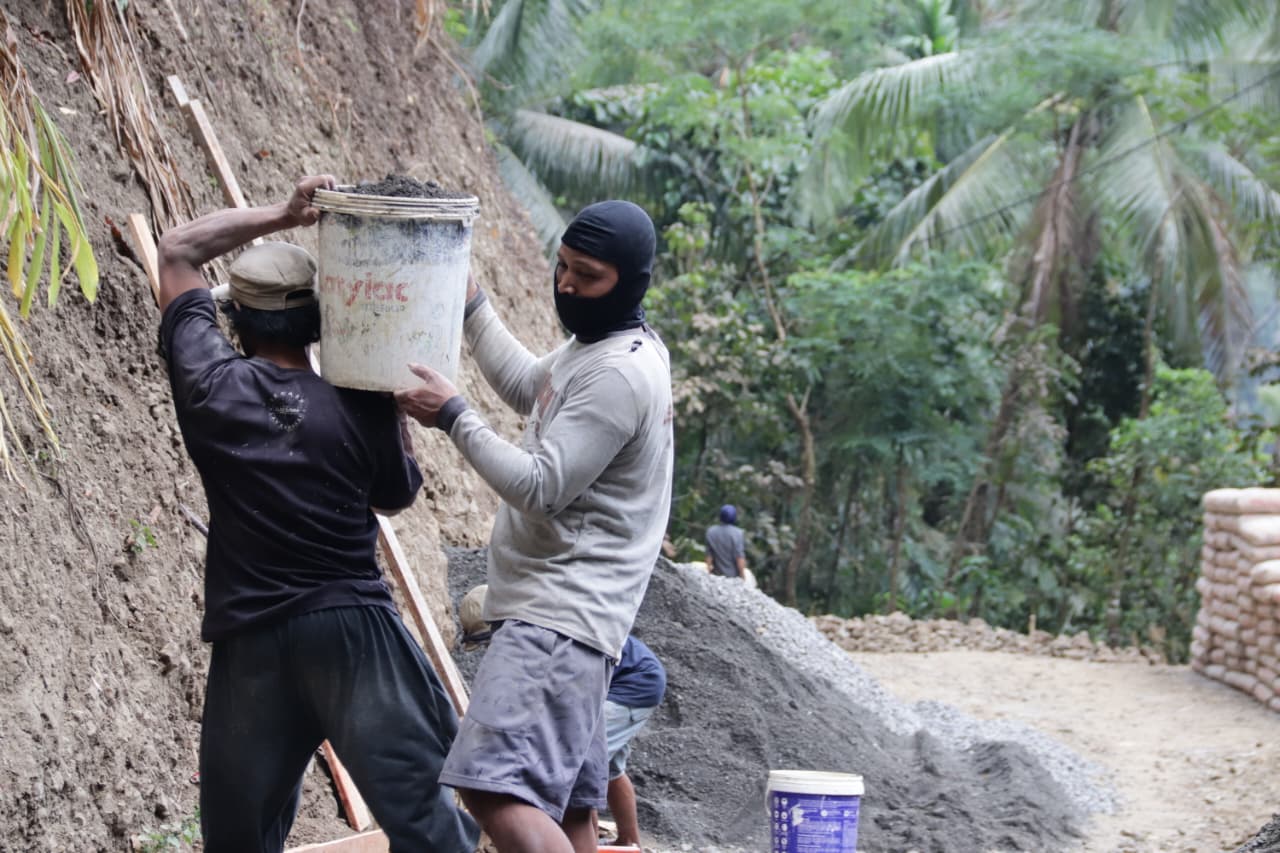 sosok Sanudin terlihat sigap melangsir pasir untuk mendukung proses pembangunan rabat beton sepanjang 737 meter dengan lebar 2,5 meter dan ketebalan 15 sentimeter, Jumat (31/7/2026).