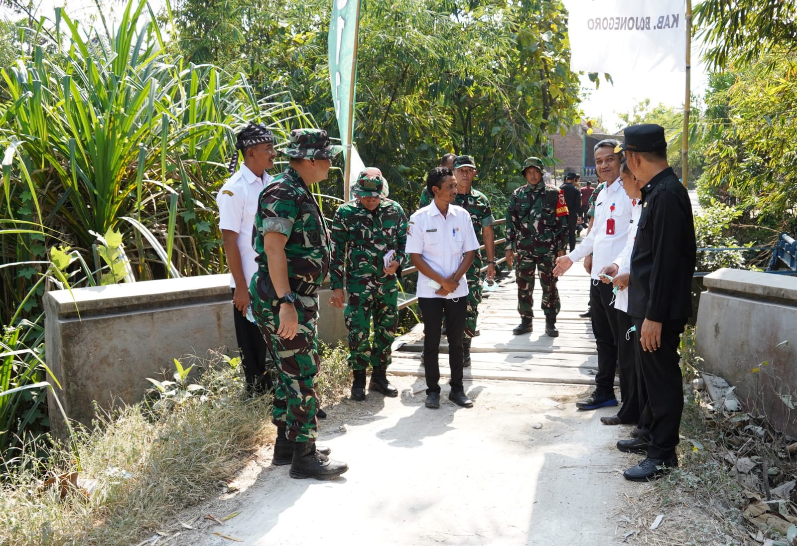TNI Manunggal Membangun Desa, adalah wujud nyata kolaborasi lintas sektoral antara TNI, pemerintah daerah, kepolisian, pemerintah desa dan masyarakat dalam rangka mempercepat pembangunan di daerah pedesaan.