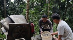 Di balik putaran mesin tersebut, Hamid (30), warga setempat, mengemban peran penting sebagai operator molen yang memastikan pasokan adukan beton tetap tersedia untuk mendukung kelancaran pembangunan.