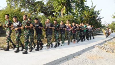 Salah satu upaya yang dilakukan adalah menggelar pembinaan fisik (Binsik) berupa lari sore di jalan cor beton yang telah selesai dibangun di Dusun Kedungpandan, Desa Kesongo, Kecamatan Kedungadem, Minggu (26/7/2026).