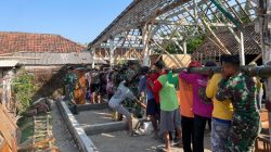 Semangat gotong royong kembali menjadi pemandangan yang menghangatkan hati dalam pelaksanaan Program TNI Manunggal Membangun Desa (TMMD) ke-129 Kodim 0813/Bojonegoro di Desa Kesongo, Kecamatan Kedungadem, Minggu (19/7/2026).