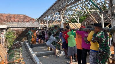 Semangat gotong royong kembali menjadi pemandangan yang menghangatkan hati dalam pelaksanaan Program TNI Manunggal Membangun Desa (TMMD) ke-129 Kodim 0813/Bojonegoro di Desa Kesongo, Kecamatan Kedungadem, Minggu (19/7/2026).