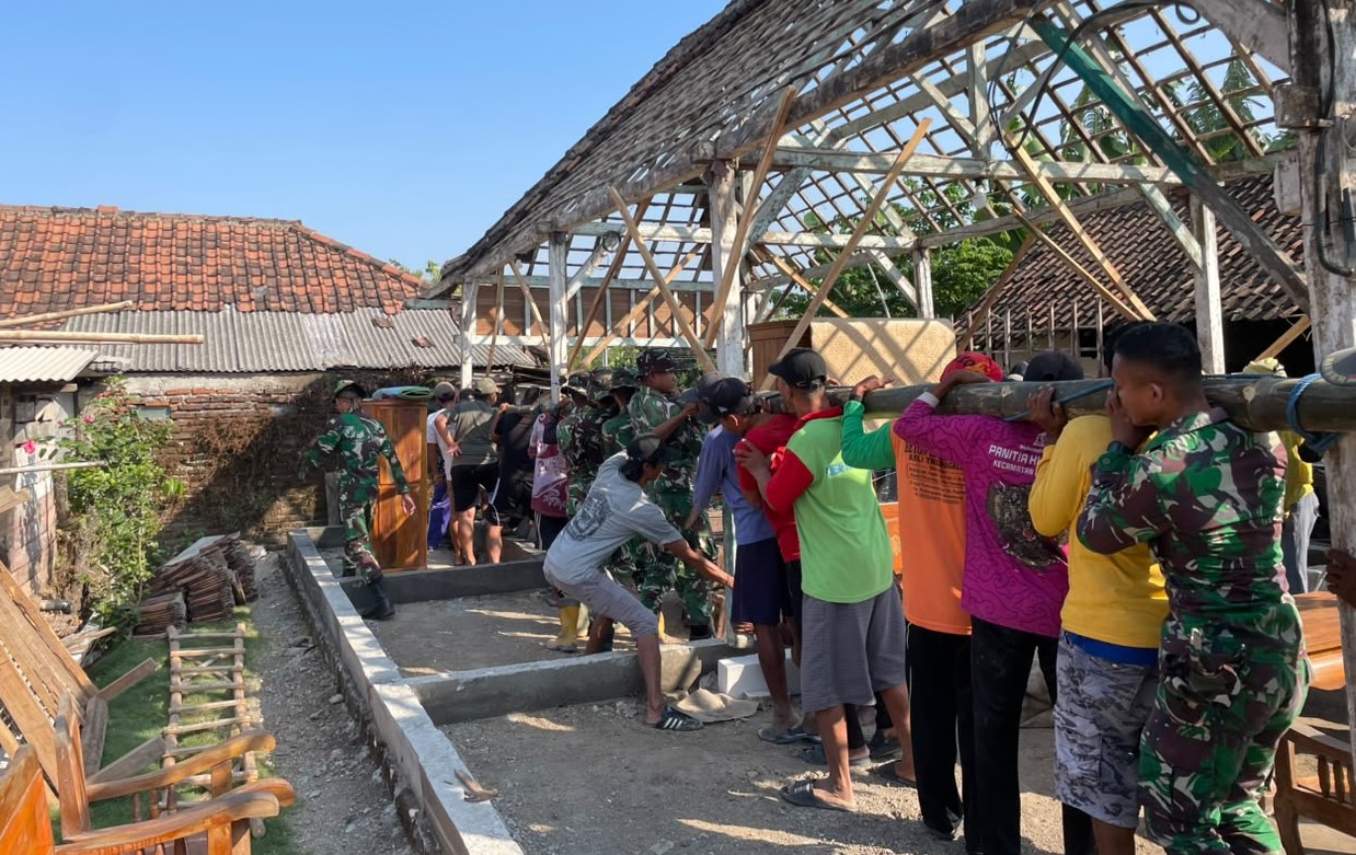 Semangat gotong royong kembali menjadi pemandangan yang menghangatkan hati dalam pelaksanaan Program TNI Manunggal Membangun Desa (TMMD) ke-129 Kodim 0813/Bojonegoro di Desa Kesongo, Kecamatan Kedungadem, Minggu (19/7/2026).