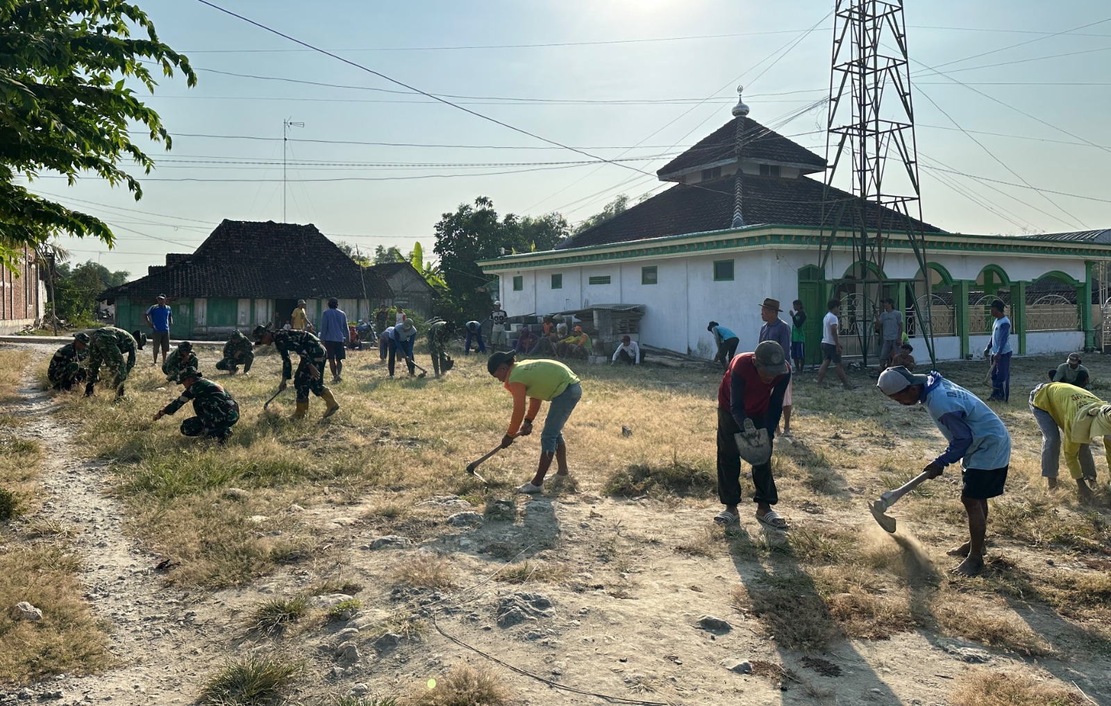 Dipimpin Komandan SSK Satgas TMMD, Lettu Ckm Purnomo, serta didampingi Babinsa Desa Kesongo, Serka Lasmidi, para prajurit bergotong royong bersama warga membersihkan ruang utama masjid, halaman, hingga lingkungan sekitarnya agar lebih bersih, rapi, dan nyaman digunakan beribadah.