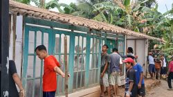 kebersamaan TNI dan masyarakat diwujudkan melalui pembongkaran Rumah Tidak Layak Huni (RTLH) milik Pak Toid di Dusun Kunir RT 01/RW 09, Desa Gumelem Kulon, Kecamatan Susukan, Senin (20/7/2026).