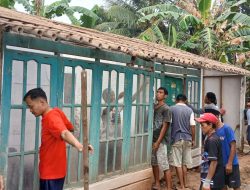 Gotong Royong Bongkar RTLH, Awal Hadirnya Rumah Layak Huni untuk Pak Toid
