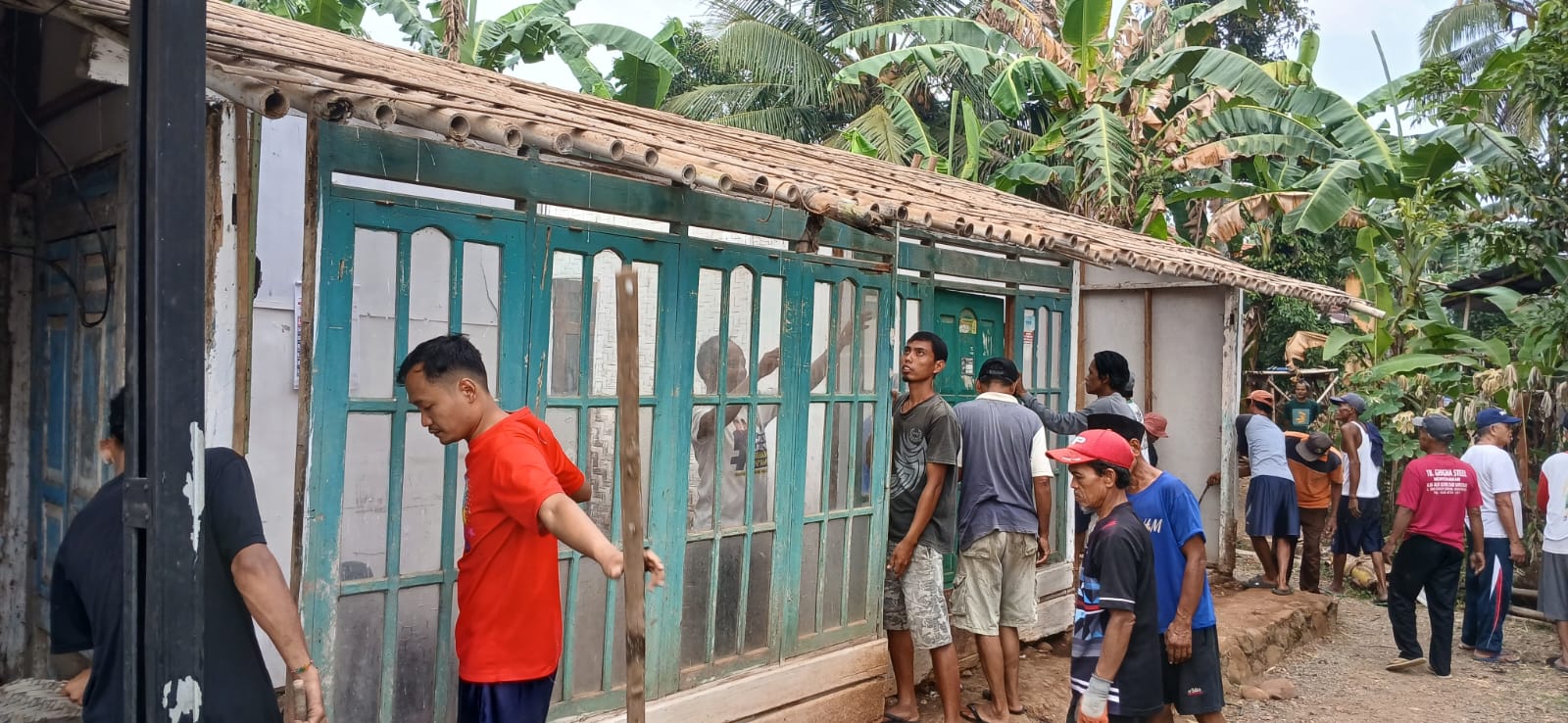 kebersamaan TNI dan masyarakat diwujudkan melalui pembongkaran Rumah Tidak Layak Huni (RTLH) milik Pak Toid di Dusun Kunir RT 01/RW 09, Desa Gumelem Kulon, Kecamatan Susukan, Senin (20/7/2026).