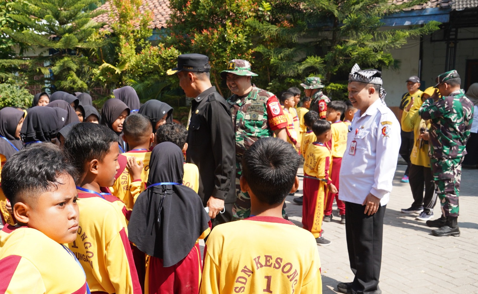 Di sela-sela rangkaian kegiatan TMMD, prajurit TNI menyempatkan berinteraksi dengan siswa-siswi SDN Kesongo I, Desa Kesongo, Kecamatan Kedungadem, Rabu (15/7/2026).