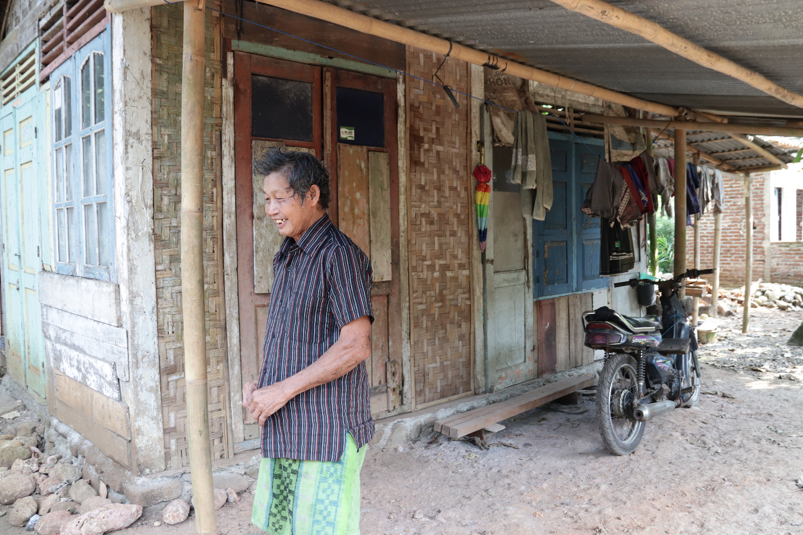 Program rehabilitasi Rumah Tidak Layak Huni (RTLH) dalam kegiatan TNI Manunggal Membangun Desa (TMMD) Reguler ke-129 Kodim 0704/Banjarnegara mulai dikerjakan di Desa Gumelem Kulon, Kecamatan Susukan, Kamis (16/7/2026).