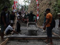 Pratu Figo Tunjukkan Semangat Gotong Royong, Angkut Material Demi Percepatan TMMD di Gumelem Kulon