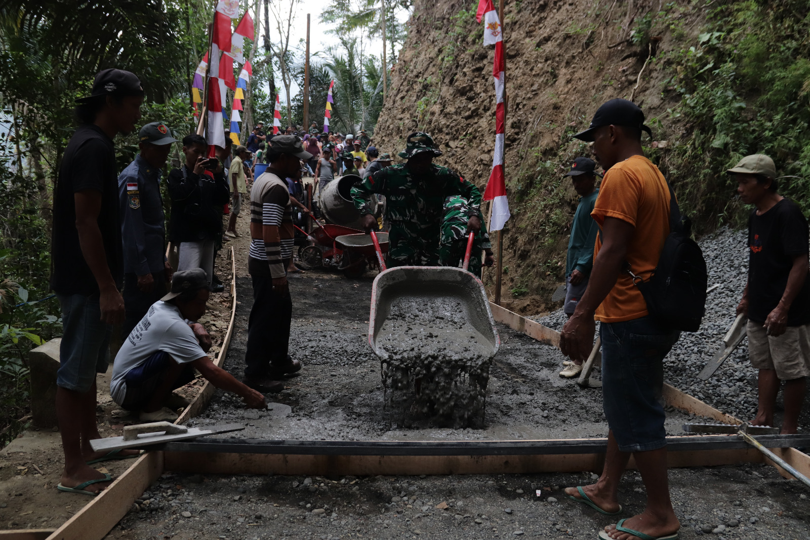 personel Satgas TNI Manunggal Membangun Desa (TMMD) Reguler ke-129 Kodim 0704/Banjarnegara terus terlihat di setiap sudut lokasi pembangunan di Dusun Kunir, Desa Gumelem Kulon, Kecamatan Susukan, Kamis (16/7/2026).