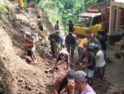 Satgas TMMD dan Warga Perkuat Lereng Jalan, Pembangunan Talud di Gumelem Kulon Terus Dikebut