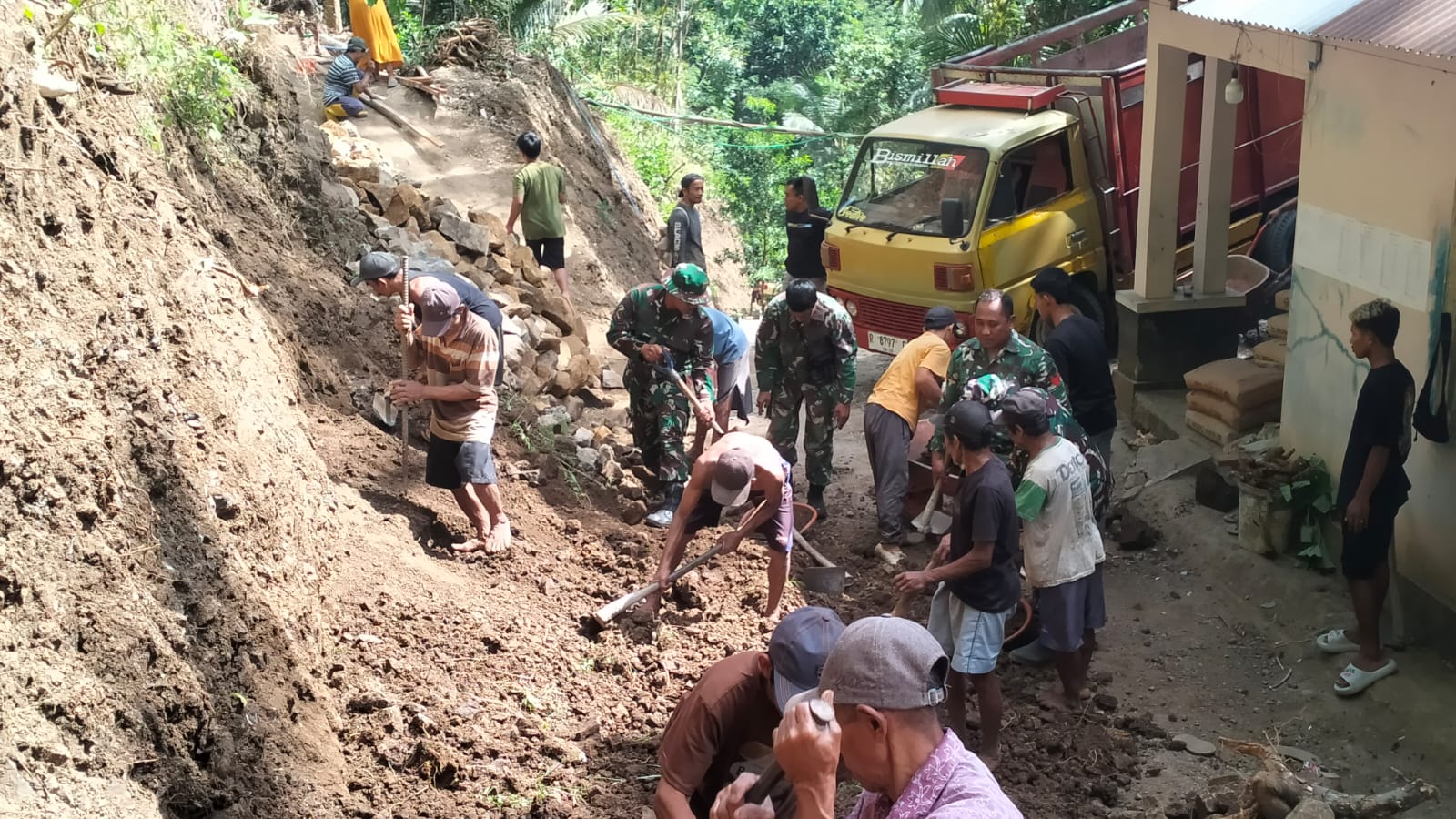 Pengerjaan sasaran fisik TNI Manunggal Membangun Desa (TMMD) Reguler ke-129 Kodim 0704/Banjarnegara terus berlanjut di Desa Gumelem Kulon, Kecamatan Susukan. Memasuki hari kedua pelaksanaan, Kamis (16/7/2026)