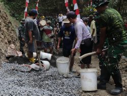 Pembangunan Jalan TMMD di Gumelem Kulon Terus Berjalan, Satgas dan Warga Percepat Pengecoran Rabat Beton