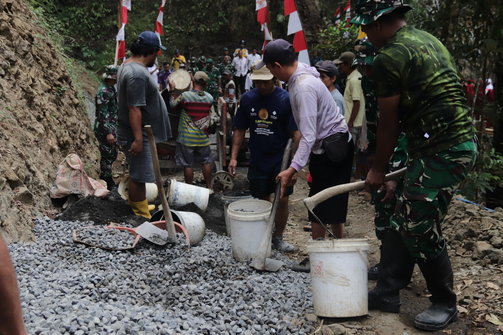 Program TNI Manunggal Membangun Desa (TMMD) Reguler ke-129 Kodim 0704/Banjarnegara mulai memberikan perubahan nyata bagi masyarakat Desa Gumelem Kulon, Kecamatan Susukan. Memasuki hari kedua pelaksanaan, Kamis (16/7/2026)