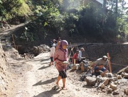 Semangat Gotong Royong Bariah Warnai Pembangunan Jalan TMMD Reguler ke-129 di Gumelem Kulon