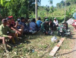 Istirahat Makan Siang Bersama Warga, Wujud Kedekatan TNI dengan Rakyat
