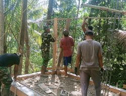 Sertu Agus dan Warga Kompak Pasang Bekisting Pos Kamling TMMD