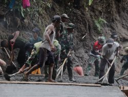 Serka Munasibun dan Warga Berpacu Waktu Rampungkan Rabat Beton TMMD