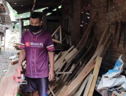 Rosadi Sumbangkan Keahlian Tukang Kayu untuk RTLH Bu Misem di TMMD