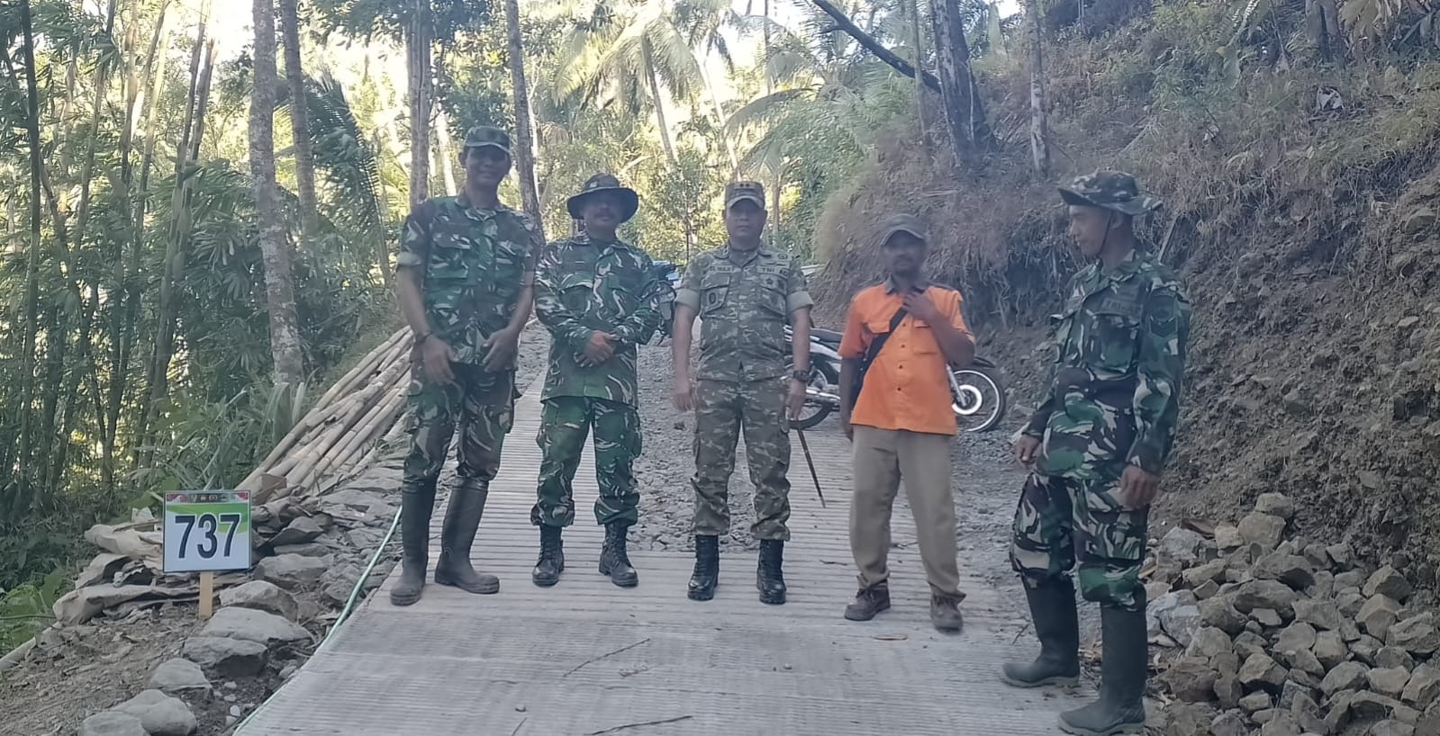 Semangat gotong royong warga mengiringi langkah Komandan Kodim 0704/Banjarnegara Letkol Inf Nodelismen Hulu, S.Pd, selaku Dansatgas TMMD Reguler ke-129 TA 2026, saat meninjau langsung lokasi pelaksanaan TMMD di Dusun Kunir RT 01/09, Desa Gumelem Kulon, Kecamatan Susukan, Kabupaten Banjarnegara