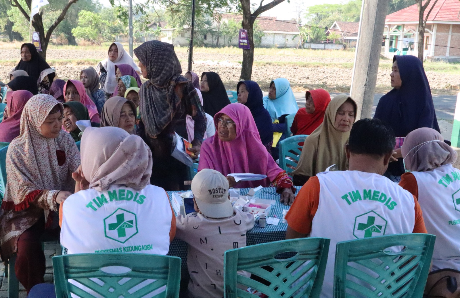 Selain fokus pada pembangunan infrastruktur, program ini juga menghadirkan berbagai kegiatan sosial, salah satunya layanan pengobatan gratis bagi masyarakat di Desa Kesongo, Kecamatan Kedungadem, Rabu (15/7/2026).