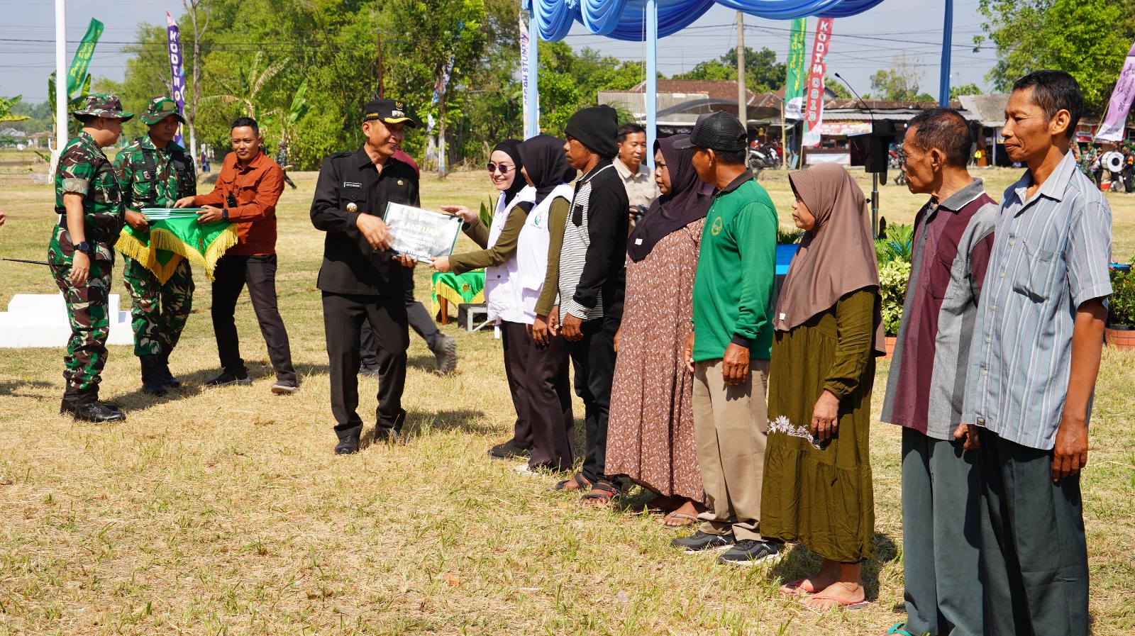 Dukungan terhadap pelaksanaan Program TNI Manunggal Membangun Desa (TMMD) Reguler ke-129 Tahun Anggaran 2026 terus mengalir dari berbagai pihak. Salah satunya datang dari PT BPR Bank Daerah Bojonegoro (Perseroda) yang menyalurkan 200 paket sembako kepada masyarakat Desa Kesongo, Kecamatan Kedungadem, sebagai bentuk kepedulian sosial sekaligus dukungan terhadap keberhasilan program TMMD, Rabu (15/7/2026).
