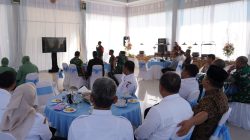 Komandan Satuan Setingkat Kompi (SSK) Satgas TMMD Kodim 0813/Bojonegoro, Lettu Ckm Purnomo, memaparkan sejumlah sasaran pembangunan yang akan dilaksanakan di Desa Kesongo, Kecamatan Kedungadem, Kabupaten Bojonegoro, Rabu (15/7/2026).