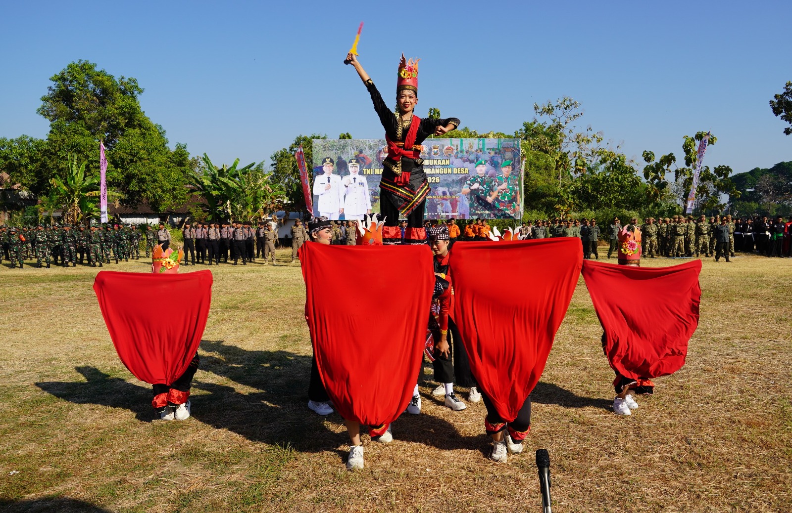 Penampilan Tari Api Kayangan menjadi salah satu atraksi yang menyita perhatian pada upacara pembukaan yang digelar di Lapangan Desa Mlideg, Kecamatan Kedungadem, Rabu (15/7/2026).