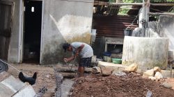 Deretan besi ring mulai tersusun rapi di atas dinding rumah yang tengah dibangun. Dengan gerakan yang penuh ketelitian, Risanto (74) tampak sibuk memasang besi ring untuk Rumah Tidak Layak Huni (RTLH) milik Pak Toid di Dusun Kunir RT 01/09, Desa Gumelem Kulon, Kecamatan Susukan, Kabupaten Banjarnegara.