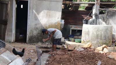 Deretan besi ring mulai tersusun rapi di atas dinding rumah yang tengah dibangun. Dengan gerakan yang penuh ketelitian, Risanto (74) tampak sibuk memasang besi ring untuk Rumah Tidak Layak Huni (RTLH) milik Pak Toid di Dusun Kunir RT 01/09, Desa Gumelem Kulon, Kecamatan Susukan, Kabupaten Banjarnegara.