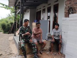 Di Sela Pembangunan RTLH Serda Ristiyanto Pererat Kedekatan dengan Warga Lewat Komsos