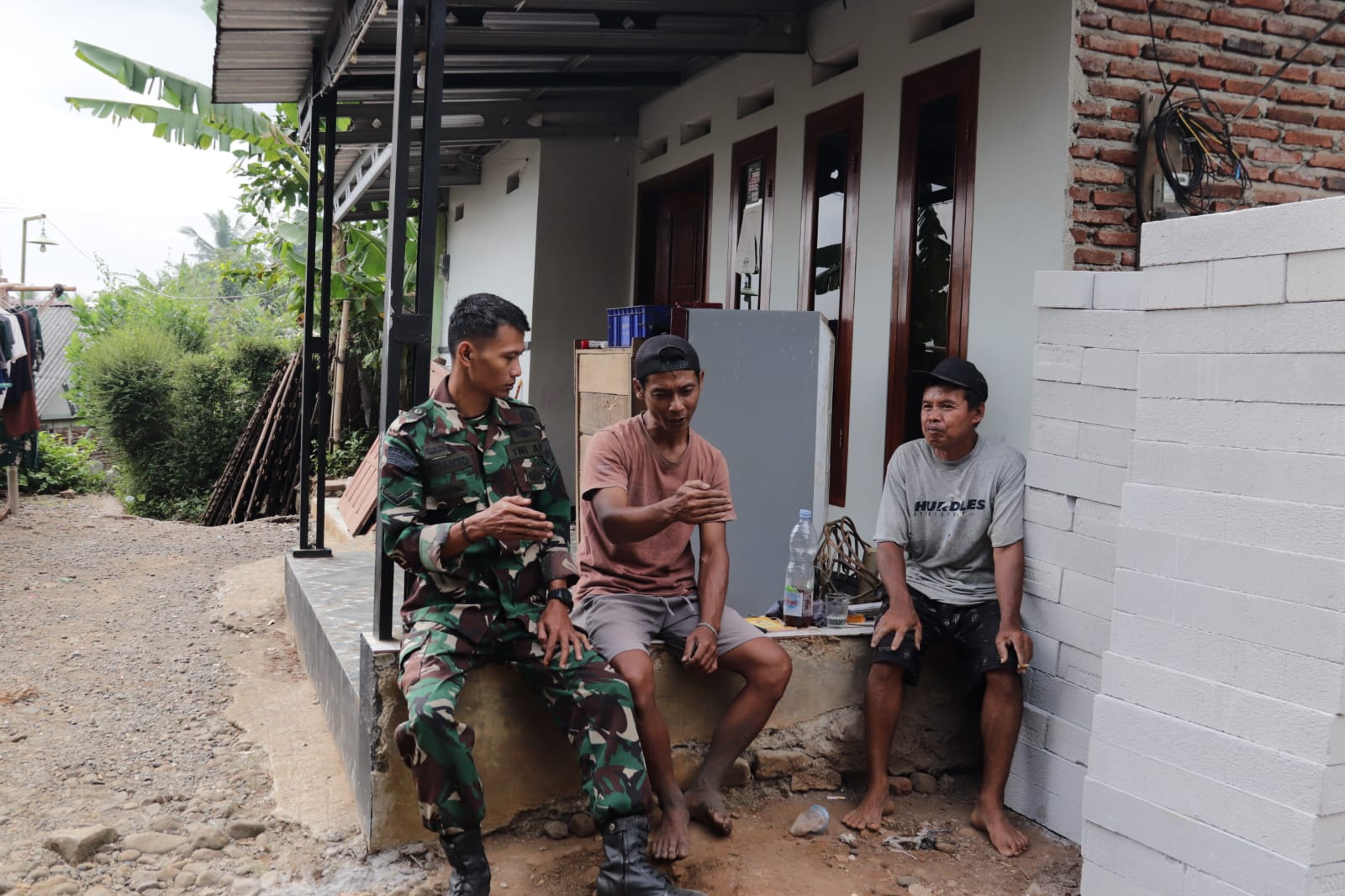 Percakapan sederhana tersebut menjadi wujud nyata komunikasi sosial (komsos) yang terus dibangun TNI untuk mempererat hubungan dengan masyarakat, Jumat (24/07/2026).
