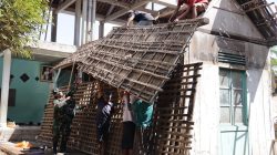 Di bawah komando Danramil 09/Susukan Kapten Inf Masrukin, anggota Satgas TMMD Reguler ke-129 TA 2026 Kodim 0704/Banjarnegara bersama warga bergotong royong menurunkan atap rumah yang akan direhabilitasi melalui program Rumah Tidak Layak Huni (RTLH), Jumat (24/07/2026).