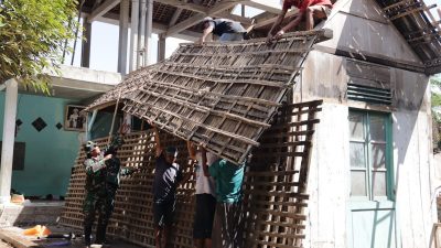 Di bawah komando Danramil 09/Susukan Kapten Inf Masrukin, anggota Satgas TMMD Reguler ke-129 TA 2026 Kodim 0704/Banjarnegara bersama warga bergotong royong menurunkan atap rumah yang akan direhabilitasi melalui program Rumah Tidak Layak Huni (RTLH), Jumat (24/07/2026).