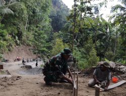 Papan demi Papan Dipasang Serda Simon dan Warga Wujudkan Jalan Impian di Gumelem Kulon