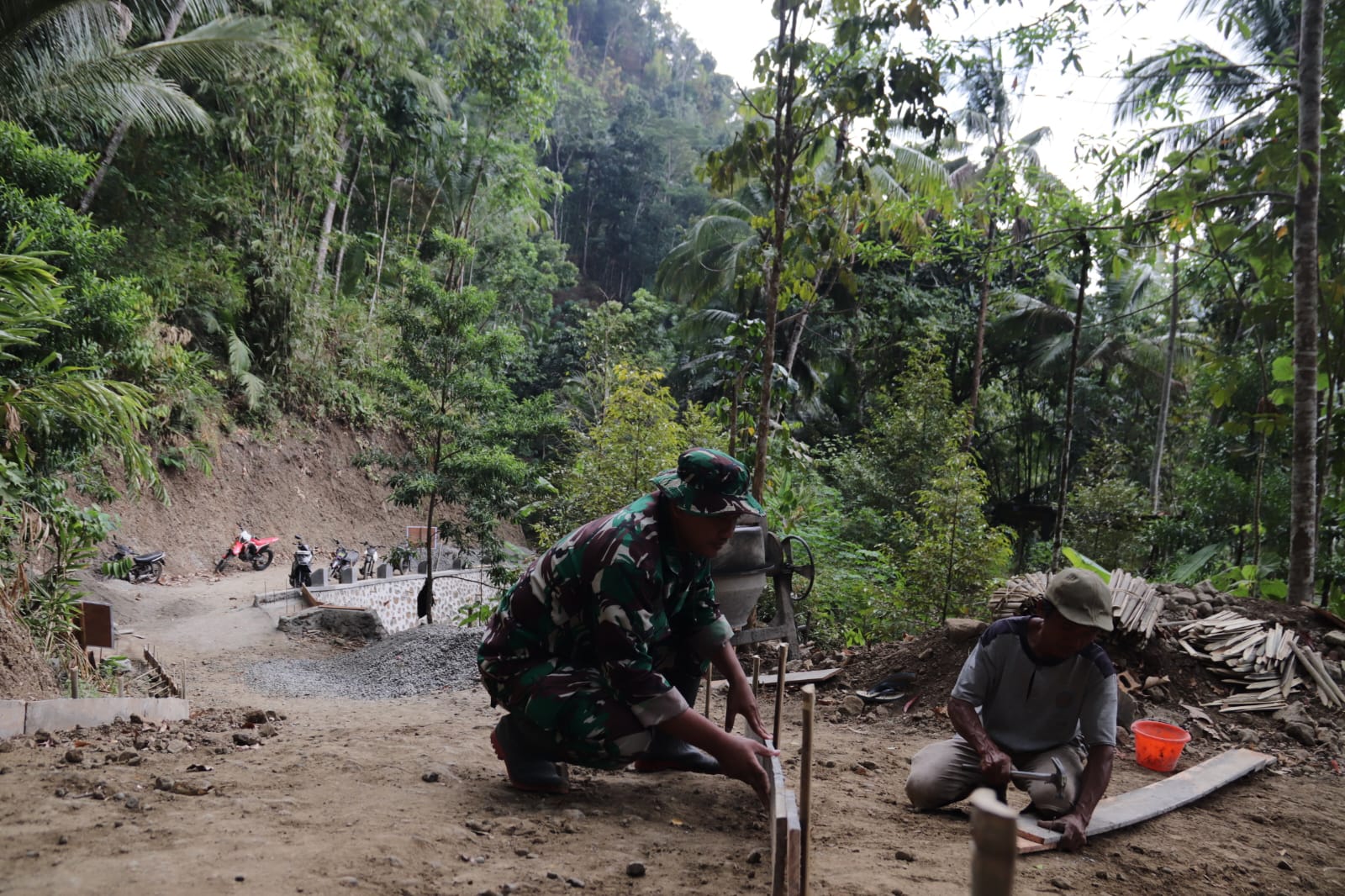 Sebelum hamparan beton membentuk jalan yang kokoh, ada proses penting yang harus dikerjakan dengan penuh ketelitian. Di Dusun Kunir RT 01/09, Desa Gumelem Kulon, Kecamatan Susukan, Serda Simon, anggota Satgas TMMD Reguler ke-129 TA 2026 Kodim 0704/Banjarnegara