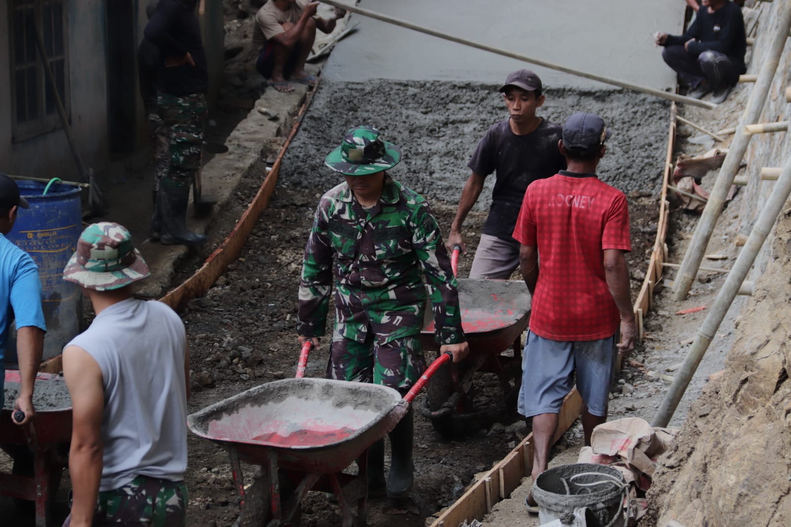 Pemandangan sederhana itu menjadi simbol kuatnya semangat gotong royong dalam pembangunan rabat beton sepanjang 737 meter, lebar 2,5 meter, dan tebal 0,15 meter di Dusun Kunir RT 01/09, Desa Gumelem Kulon, Kecamatan Susukan, Jumat (24/07/2026).