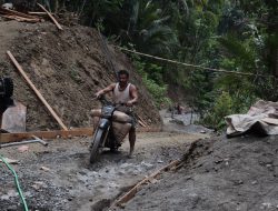 Motor Andalan Edi Jadi Penggerak Harapan Langsir Semen Demi Jalan Baru di Gumelem Kulon