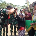 Suasana penuh keakraban mewarnai kunjungan Tim Pengawasan dan Evaluasi (Wasev) TNI Manunggal Membangun Desa (TMMD) ke-129 Tahun Anggaran 2026 di Desa Kesongo, Kecamatan Kedungadem, Kabupaten Bojonegoro, Jumat (31/7/2026).