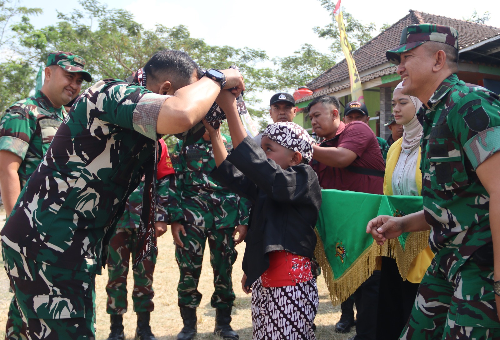 Suasana penuh keakraban mewarnai kunjungan Tim Pengawasan dan Evaluasi (Wasev) TNI Manunggal Membangun Desa (TMMD) ke-129 Tahun Anggaran 2026 di Desa Kesongo, Kecamatan Kedungadem, Kabupaten Bojonegoro, Jumat (31/7/2026).
