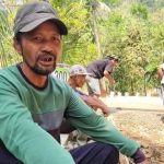 Di tengah proses pengecoran yang masih berlangsung, Selasa (4/8/2026), salah seorang warga, Pak Wondo, menceritakan perjalanan panjang masyarakat dalam menantikan pembangunan jalan