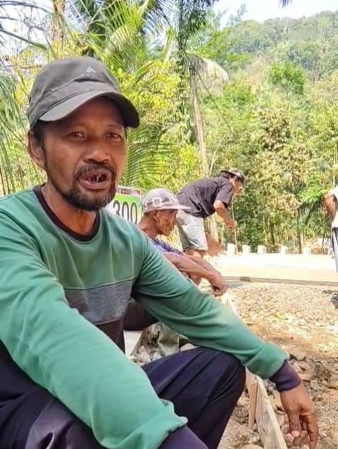 Di tengah proses pengecoran yang masih berlangsung, Selasa (4/8/2026), salah seorang warga, Pak Wondo, menceritakan perjalanan panjang masyarakat dalam menantikan pembangunan jalan