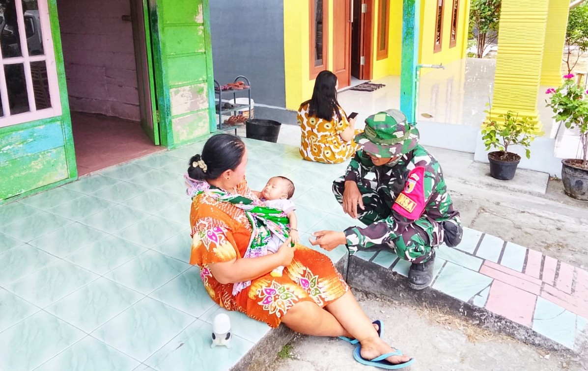 Salah satunya dilakukan Babinsa Desa Kesongo, Serka Lasmidi, yang menyambangi warga secara langsung dari rumah ke rumah di Desa Kesongo, Kecamatan Kedungadem, Kabupaten Bojonegoro, Rabu (5/8/2026).
