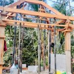Foto: Anggota Satgas TMMD Reguler ke-129 Kodim 0704/Banjarnegara bersama warga bergotong royong menyelesaikan pembangunan Pos Kamling yang telah mencapai progres 65 persen di Dusun Kunir RT 01/09, Desa Gumelem Kulon, Kecamatan Susukan, Kamis (6/8/2026). Pos Kamling ini diproyeksikan menjadi pusat kegiatan ronda malam sekaligus memperkuat kebersamaan masyarakat. Foto: Deni Aripandi/Pendim Banjarnegara.
