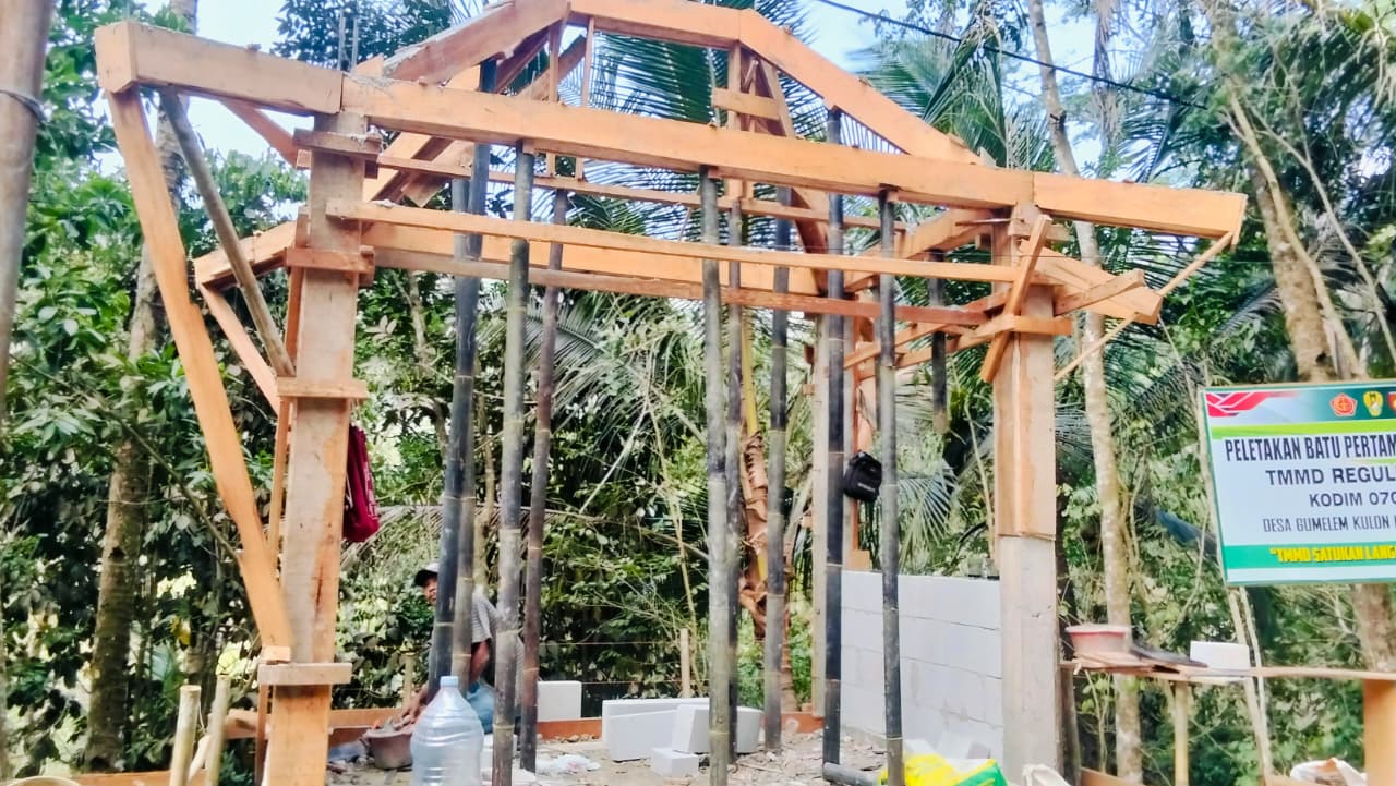 Foto: Anggota Satgas TMMD Reguler ke-129 Kodim 0704/Banjarnegara bersama warga bergotong royong menyelesaikan pembangunan Pos Kamling yang telah mencapai progres 65 persen di Dusun Kunir RT 01/09, Desa Gumelem Kulon, Kecamatan Susukan, Kamis (6/8/2026). Pos Kamling ini diproyeksikan menjadi pusat kegiatan ronda malam sekaligus memperkuat kebersamaan masyarakat. Foto: Deni Aripandi/Pendim Banjarnegara.