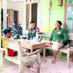 Serka Lasmidi, Babinsa Desa Kesongo, berbincang bersama warga di teras rumah dalam suasana penuh keakraban di sela pelaksanaan TMMD ke-129 Kodim 0813/Bojonegoro, Desa Kesongo, Kecamatan Kedungadem, Kamis (6/8/2026). Foto: Deni Ari Pandi/Sumber TMMD Bojonegoro.